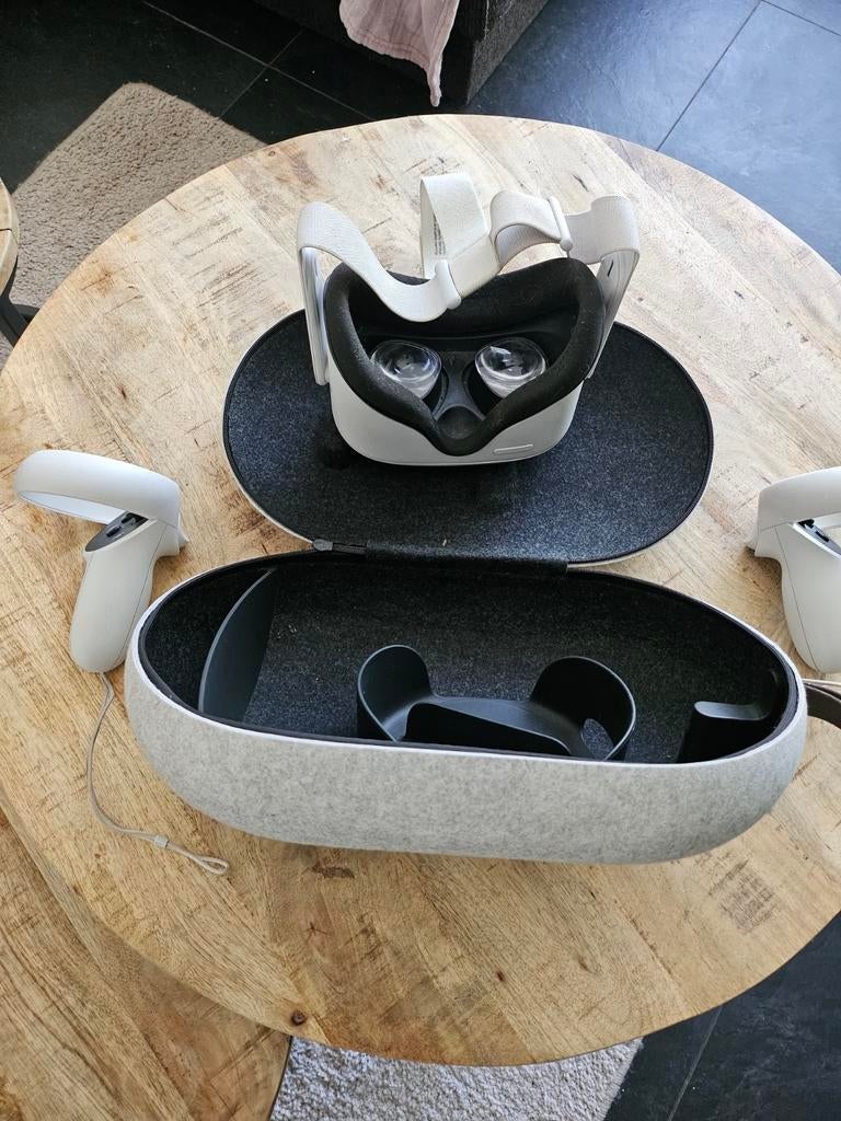 Oculus Quest 2 VR-bril met controllers en draagcase, Ophalen of Verzenden, Zo goed als nieuw, VR-bril, Overige platformen