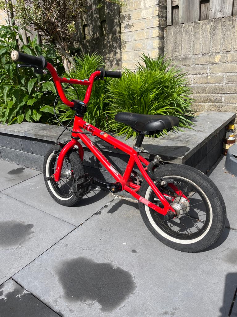 Rode kinder BMX fiets - Zo goed als nieuw, Fietsen en Brommers, Fietsen | Crossfietsen en BMX, Ophalen, Staal, Velgrem, Voetsteunen
