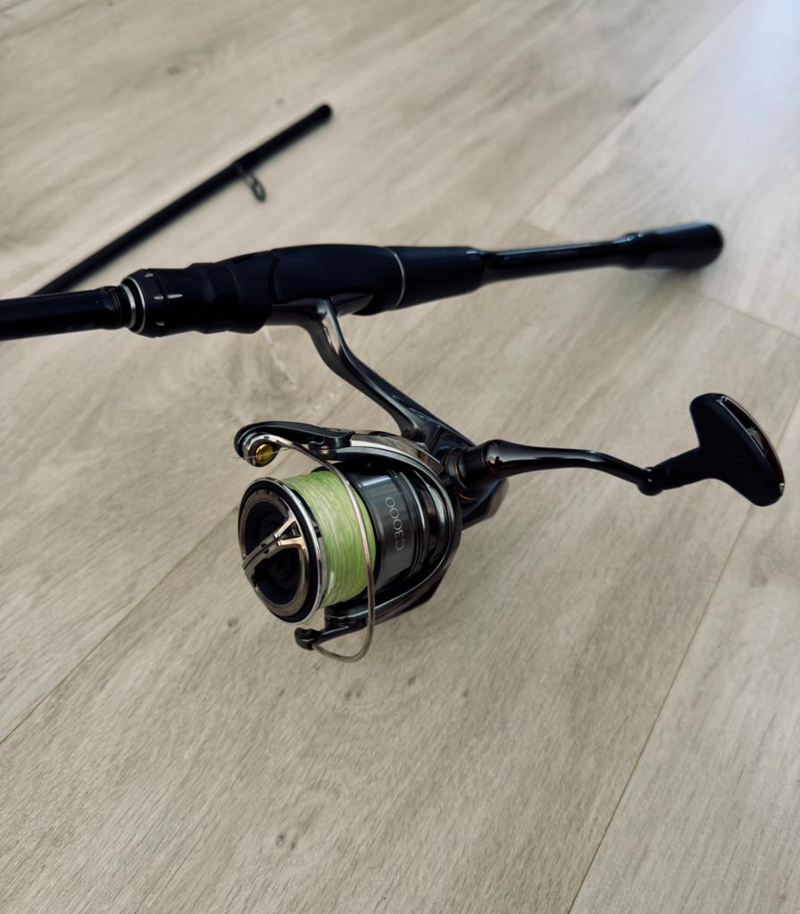 Shimano Poison Adrena 276M2 + Shimano Twin Power C3000, Watersport en Boten, Hengelsport | Roofvissen, Ophalen of Verzenden, Zo goed als nieuw