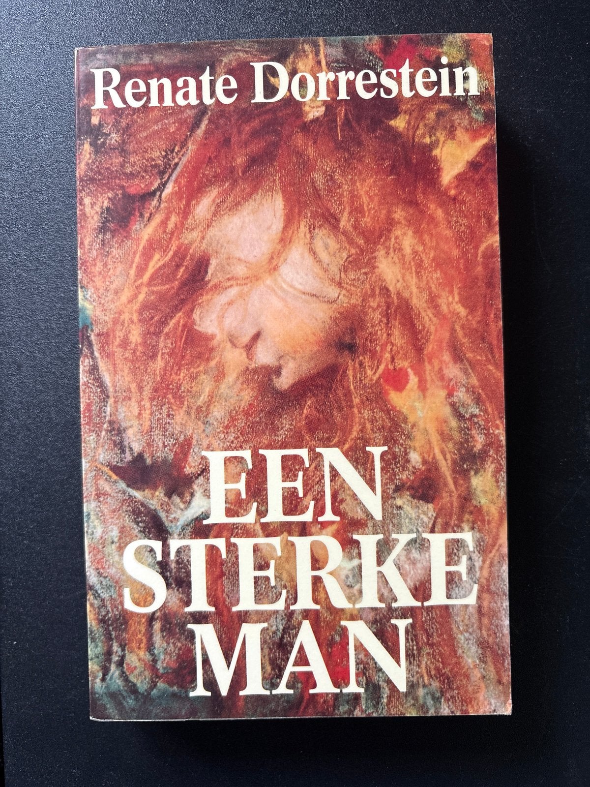 Een Sterke Man - Renate Dorrestein, Ophalen of Verzenden, Zo goed als nieuw, Nederland