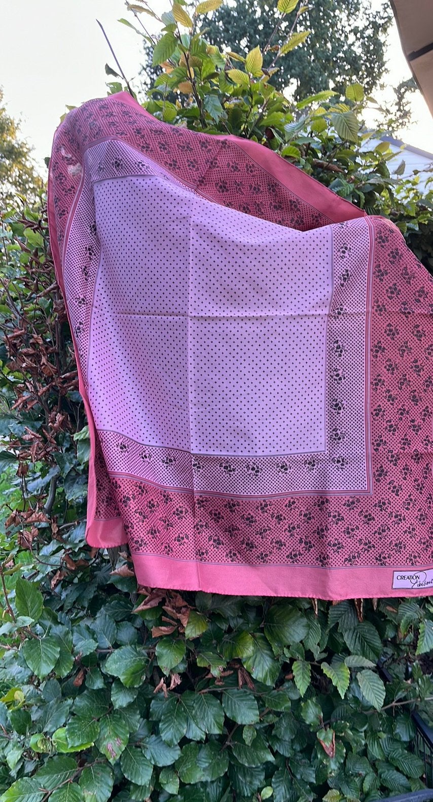 Creation Pierbert shawl in de tinten rose/rood met zwart., Ophalen of Verzenden, Zo goed als nieuw, Maat 46/48 (XL) of groter