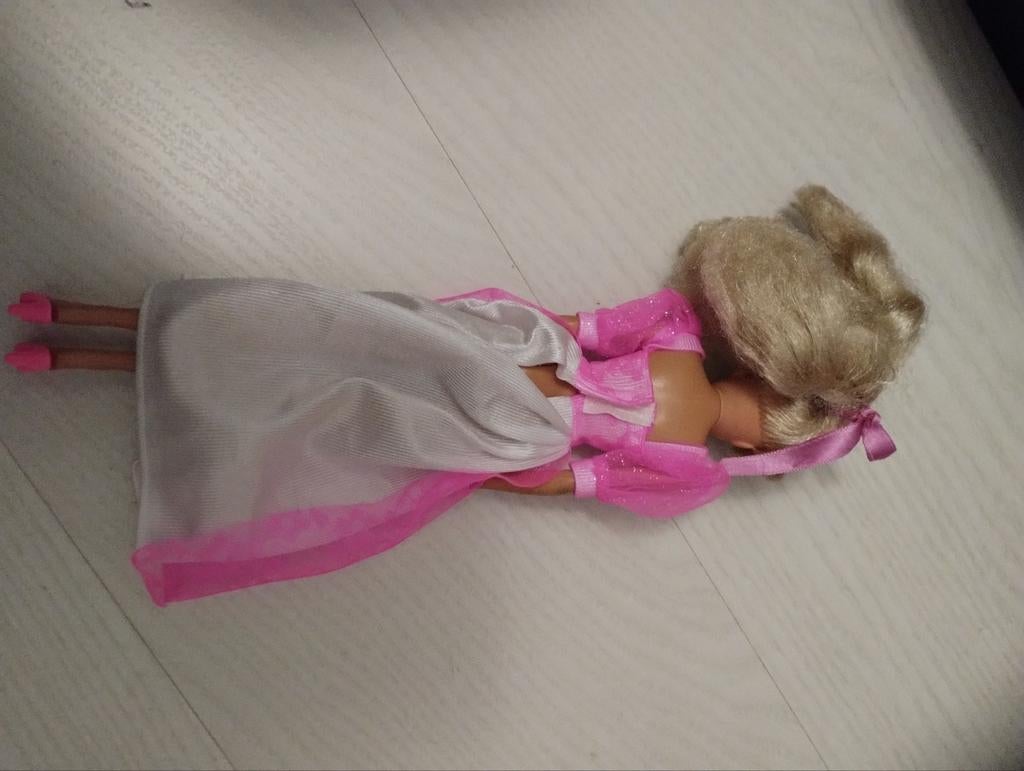 Barbie pop in wit-roze jurk met schoentjes, Ophalen, Zo goed als nieuw, Barbie