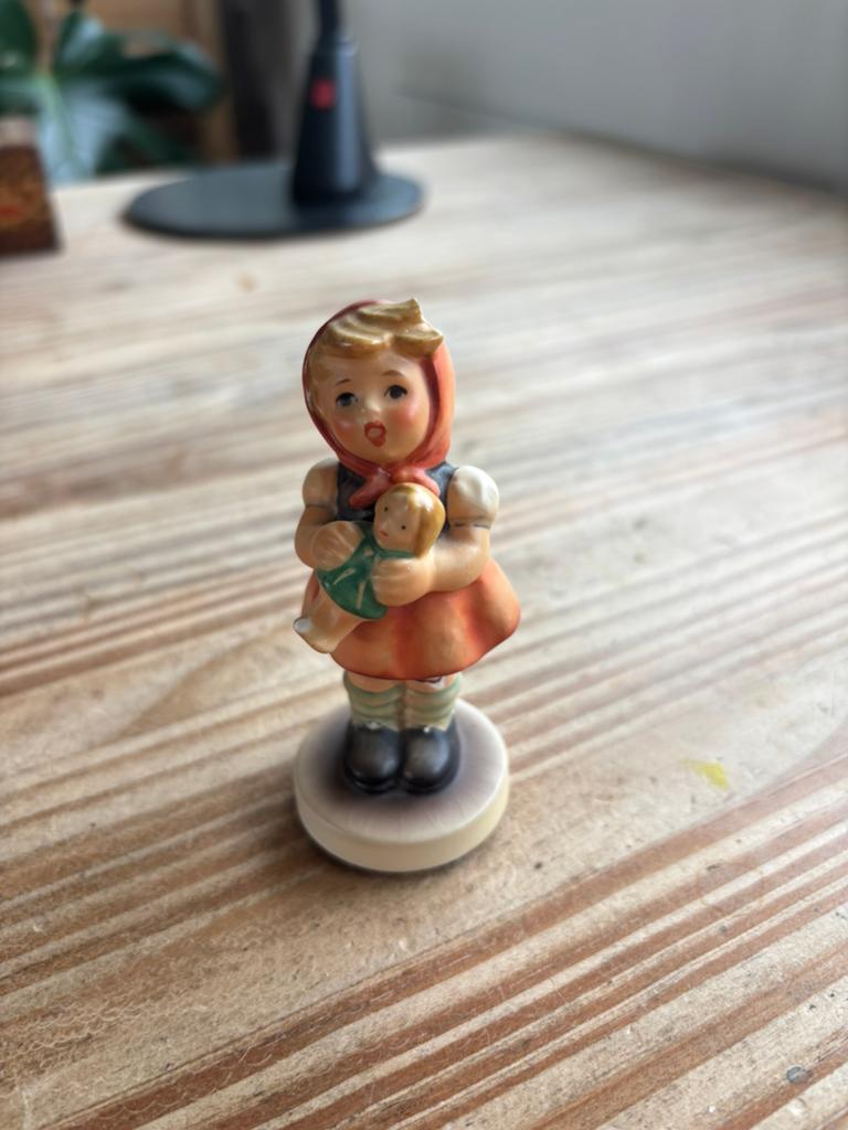 Hummeltje (Goebel) - meisje met pop, Ophalen, Zo goed als nieuw, Mens