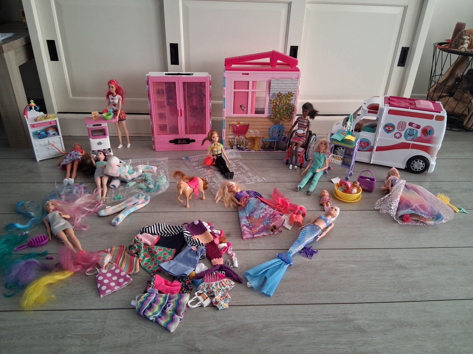 Grote Barbie set met huis, ambulance, poppen en accessoires, Ophalen, Gebruikt, Barbie
