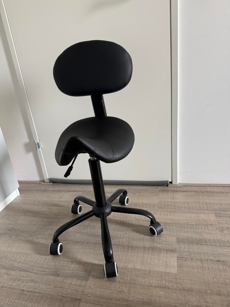 Zwarte ergonomische zadelkruk met rugleuning, Ophalen, Zwart, Zo goed als nieuw, Bureaukruk