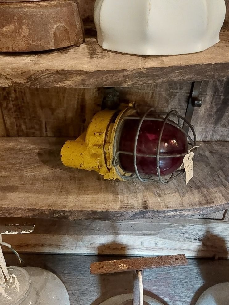 oude seinlamp met rood glas, Ophalen