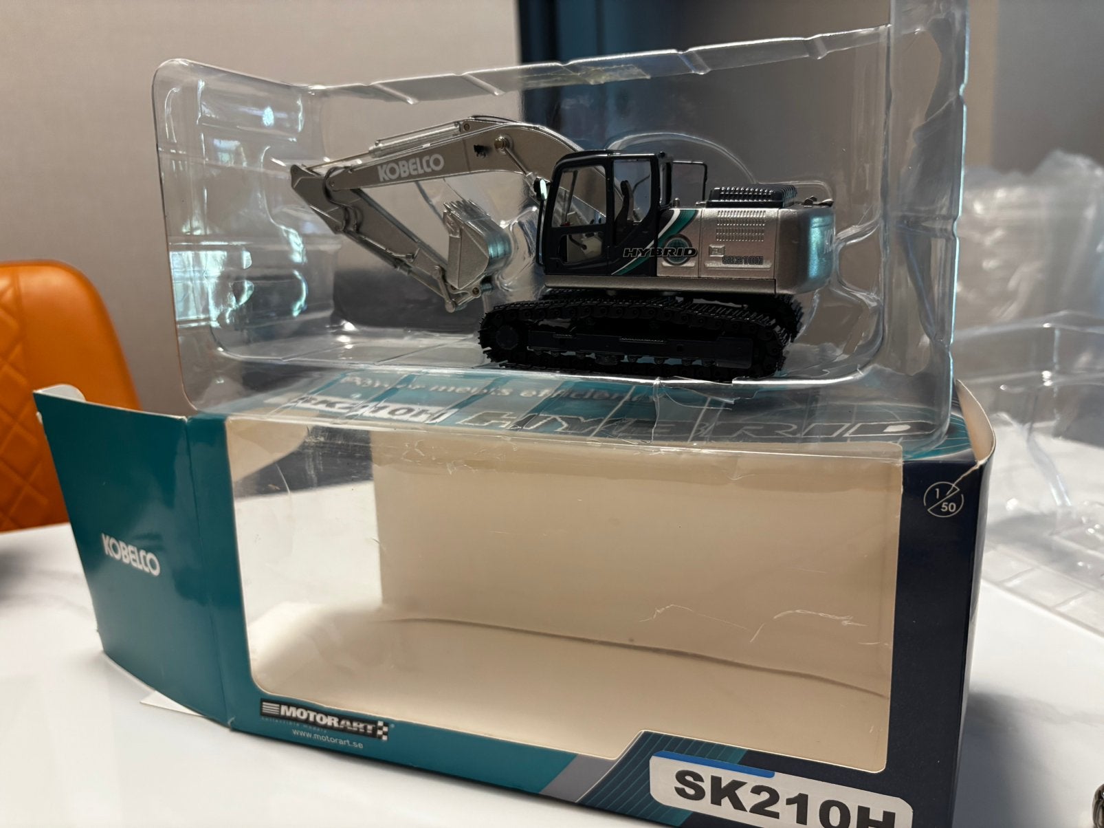 Kobelco SK210 Hybrid 1:50 in doos Motorart, Hobby en Vrije tijd, Modelauto's | 1:50, Ophalen of Verzenden, Zo goed als nieuw, Bus of Vrachtwagen