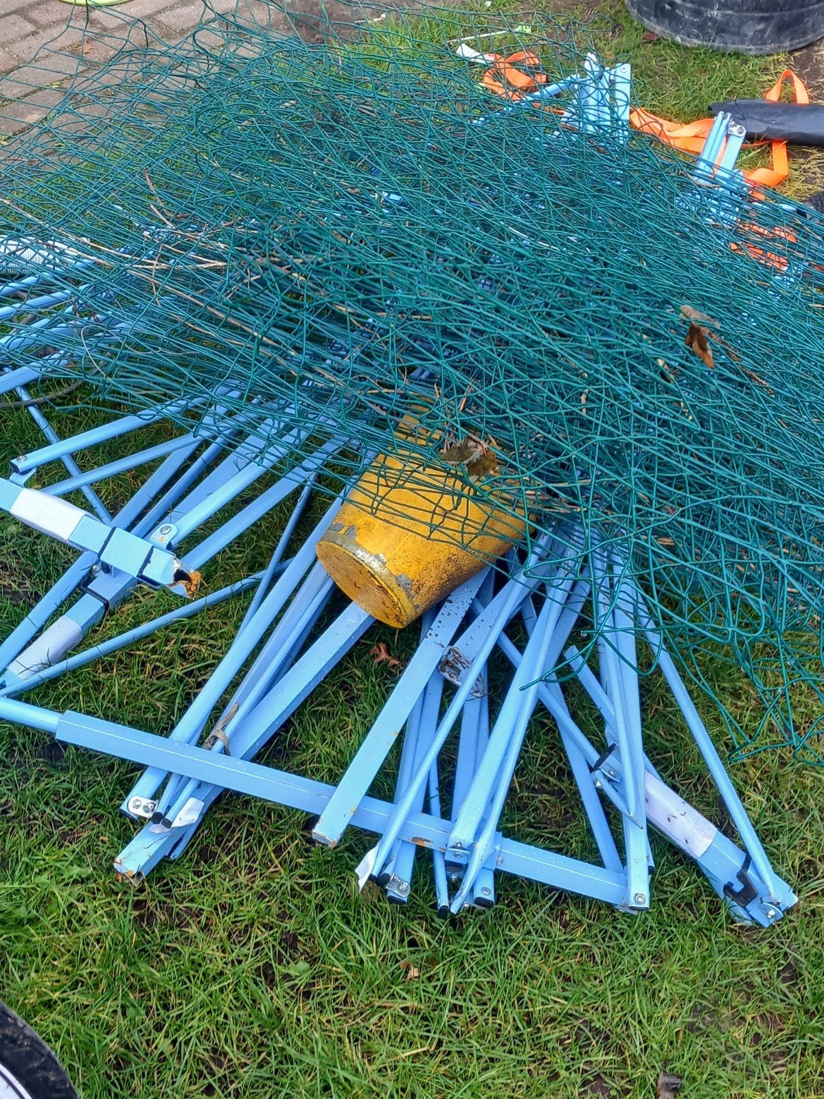 gratis oud ijzer: Restanten partytent, hekje en ijzeren emm, Ophalen, Gebruikt, Minder dan 5 meter, Overige typen