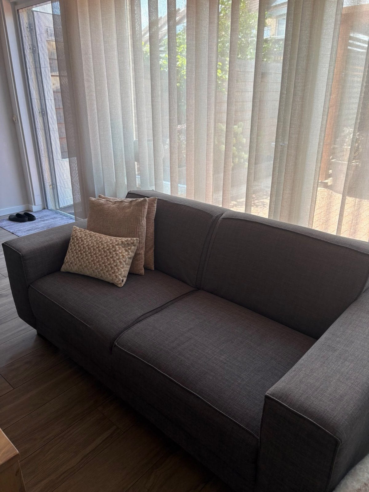 mooie en comfortabele grijze twee en driezits bank, Ophalen of Verzenden