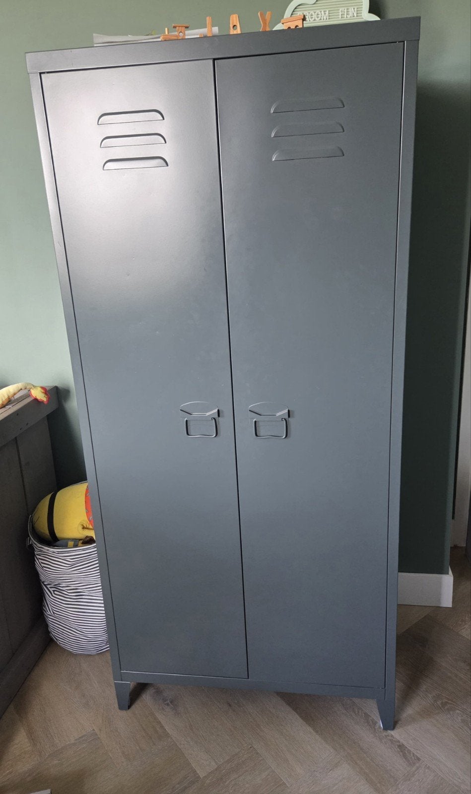 Stoere grijze kast en nachtkastje (locker stijl), Ophalen, Met deur(en), 50 tot 100 cm, Zo goed als nieuw