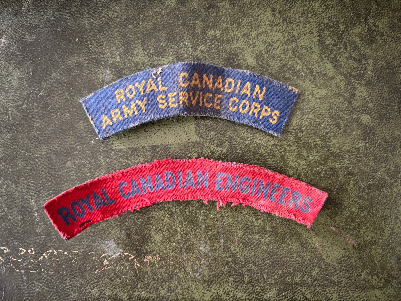 WW2 WO2 Canadees titles zolder vondst, Ophalen of Verzenden, Landmacht, Overige gebieden, Embleem of Badge