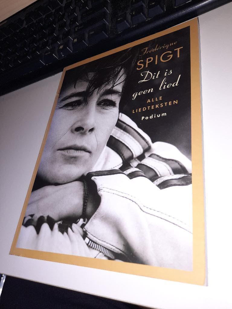 BOEK Fréderique Spigt: Dit is geen lied, Ophalen, Zo goed als nieuw, Artiest