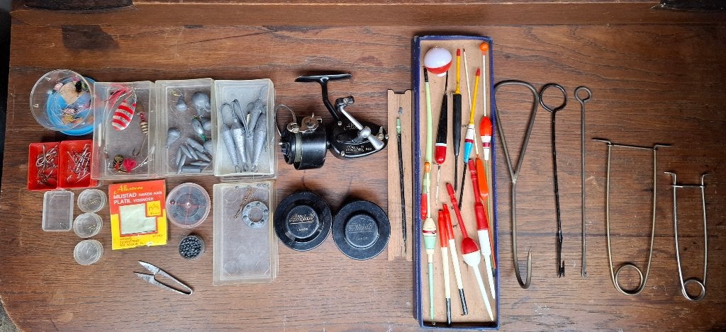 Set visaccessoires + Vintage Mitchell 300 Albatros vismolen, Ophalen, Gebruikt, Molen