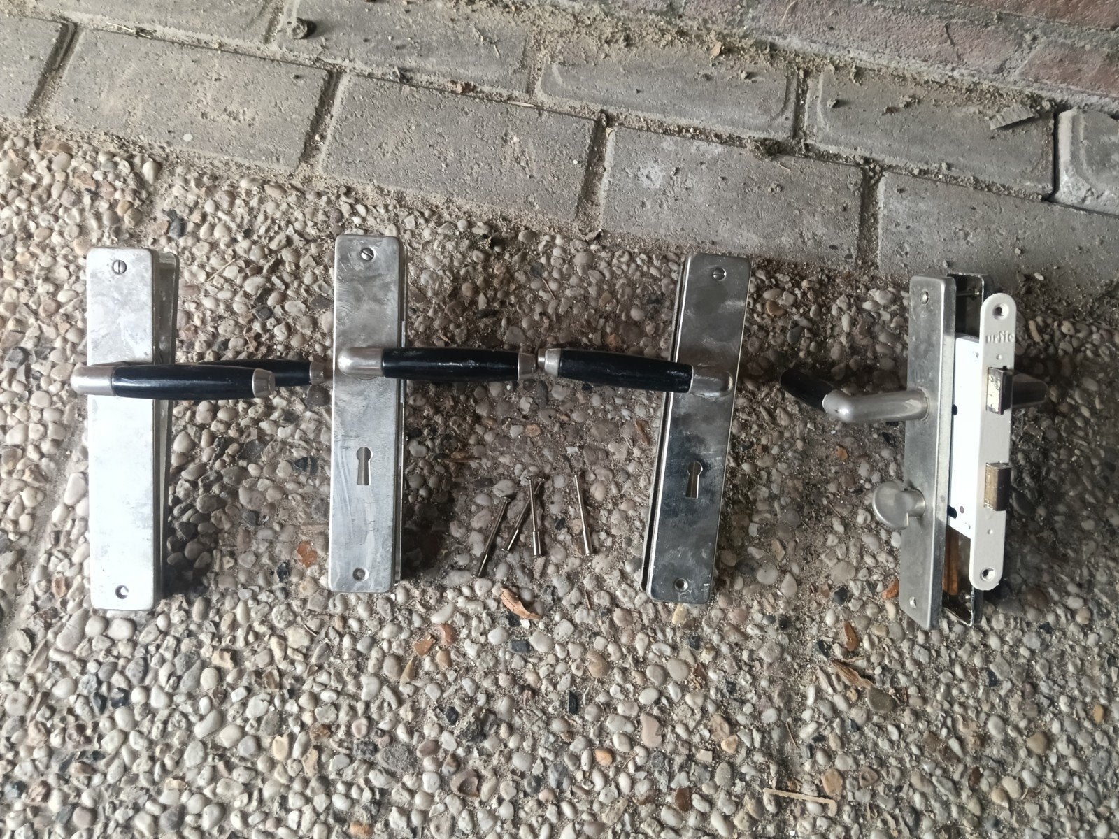 Deurhendels met slot en schilden - RVS look, Ophalen of Verzenden, Gebruikt, Rvs, Klink of Kruk