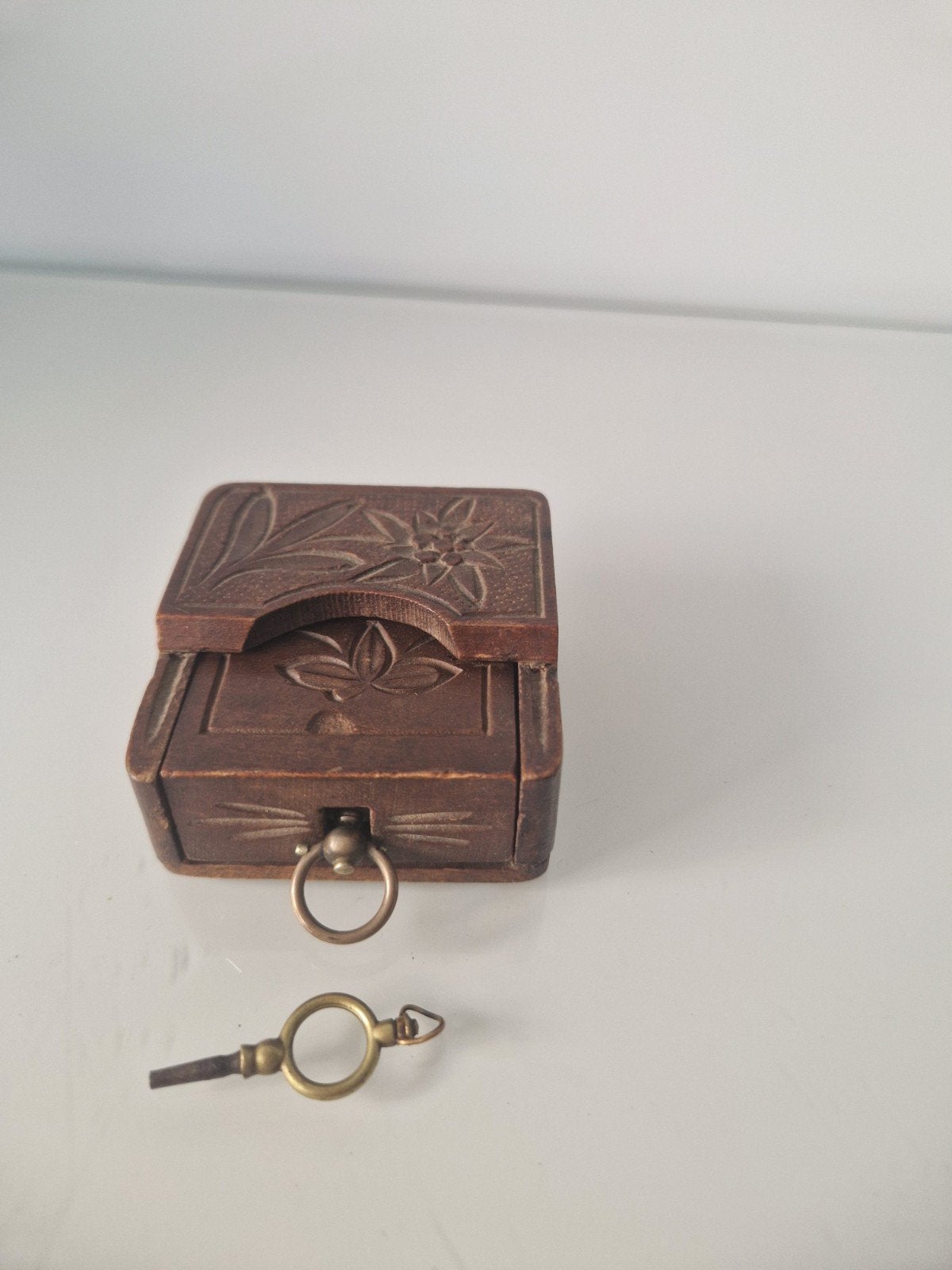 Antiek zakhorloge in gesneden houten doosje met sleutel, Antiek en Kunst, Ophalen of Verzenden
