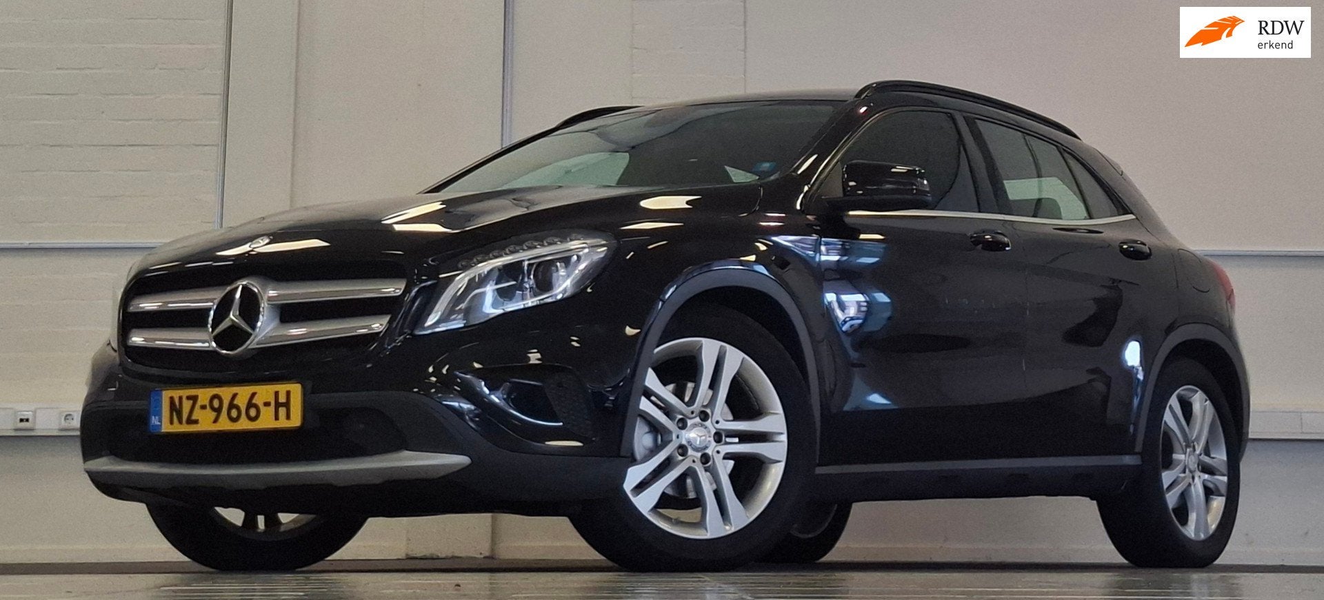 Mercedes-Benz GLA-klasse 200 Edition 1 Automaat Navi Xenon L, Auto's, Gebruikt, 715 kg, Leder en Stof, Zwart