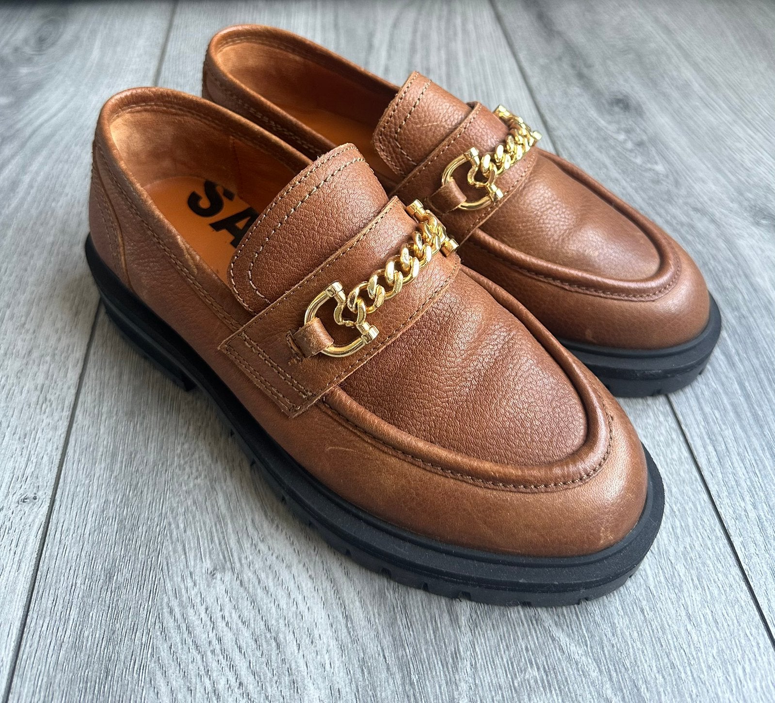 Bruine leren loafers Sacha met gouden details, Bruin, Instappers, Ophalen of Verzenden, Zo goed als nieuw