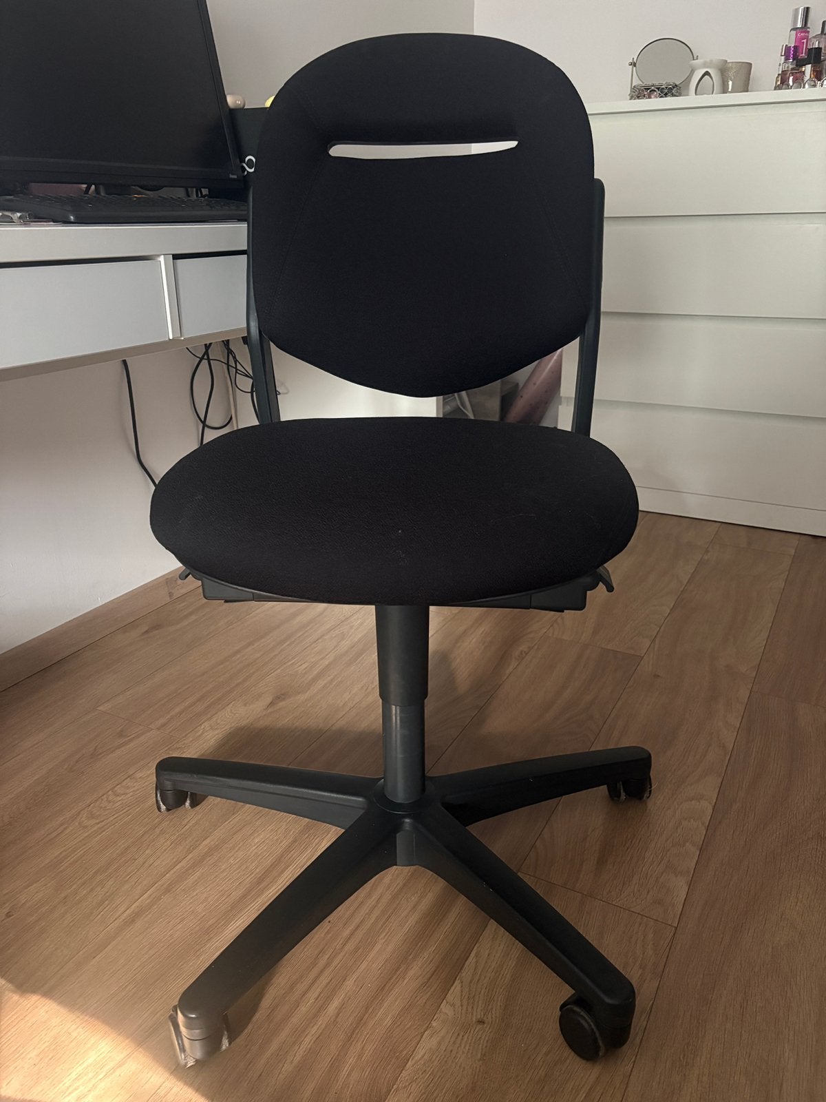 Zwarte bureastoel met wielen