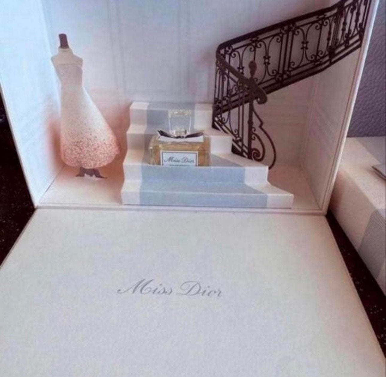 Speciale miniatuur Miss Dior grote trap en paspop decoratie, Ophalen of Verzenden, Nieuw, Miniatuur, Gevuld