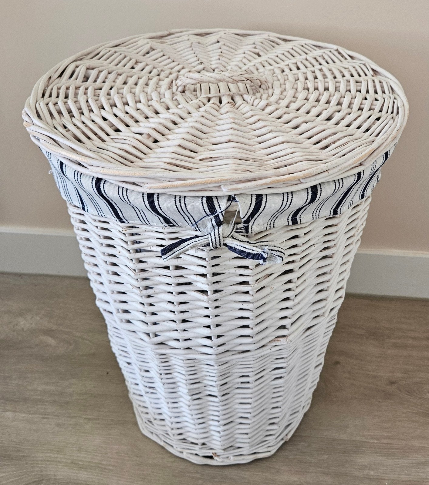 Witte rieten wasmand met gestreepte binnenvoering, Huis en Inrichting, Ophalen, Minder dan 50 cm, Gebruikt, Minder dan 50 cm