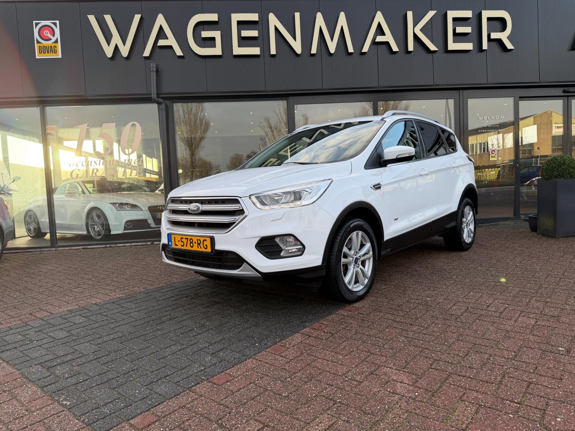 Ford Kuga 1.5 Titanium 4WD AUT|NAVI|Cruise|Carplay!, Auto's, 12 maanden, Stof, Euro 6, 4 cilinders
