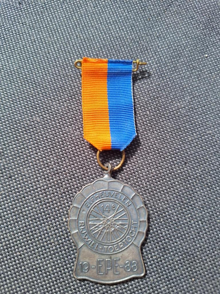 Medaille elfheuvelen rijwiel toertocht 1988, Ophalen of Verzenden, Overige materialen