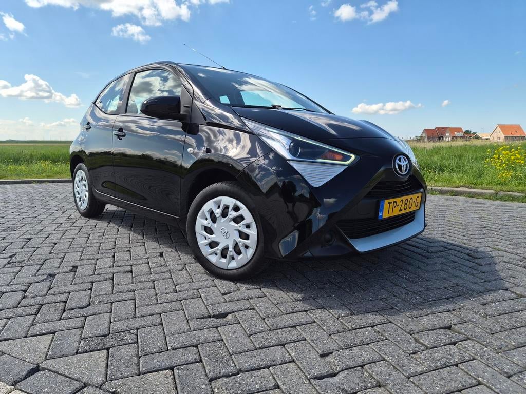 Toyota Aygo 1.0 x-play/airco/ carplay/ achteruitkijk camera, Voorwielaandrijving, Stof, 4 stoelen, Zwart