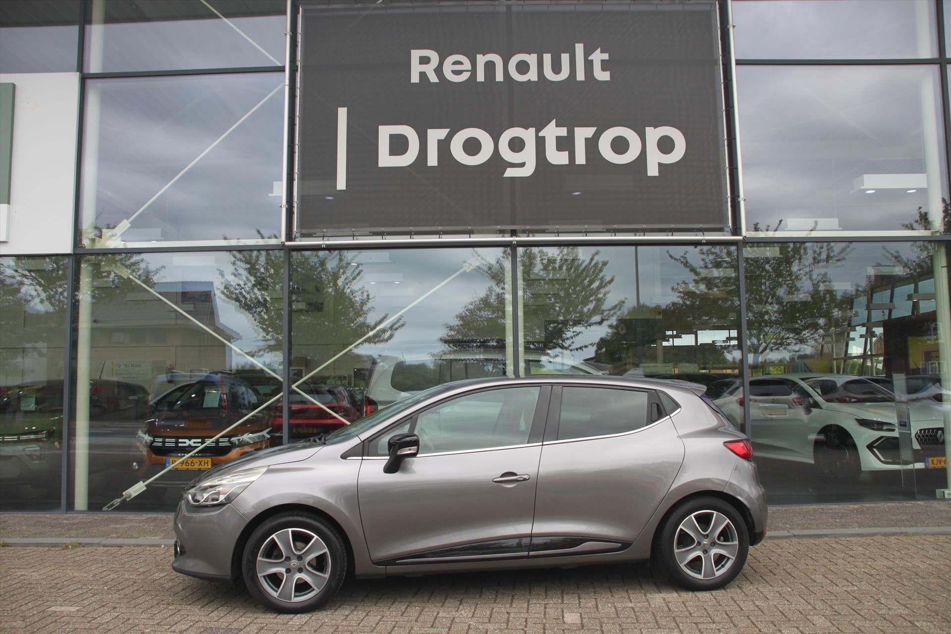 RENAULT Clio 90PK-NIGHT&DAY-5DRS-122DKM-AIRCO-NAVI-CC-TREKH-, Stof, Zwart, 540 kg, Origineel Nederlands