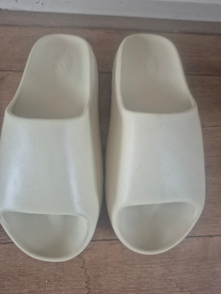 Te koop Slippers ADIDAS YEEZY maat 47 1/2, Slippers, Beige, Ophalen of Verzenden, Zo goed als nieuw