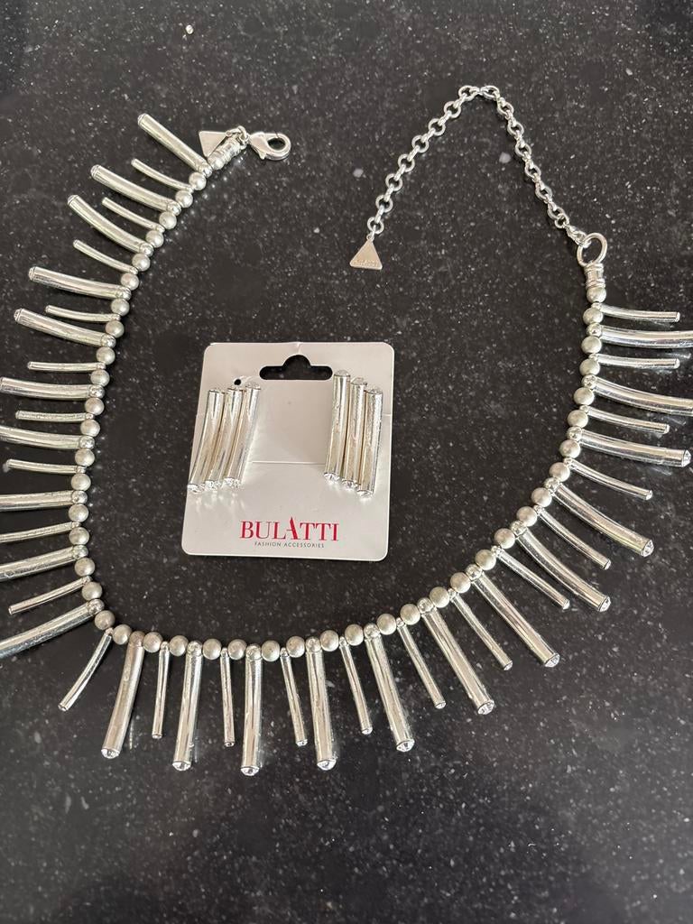 Bulatti Ketting en Oorbellen Set - Zilverkleurig, Overige materialen, Ophalen of Verzenden, Zo goed als nieuw, Zilver