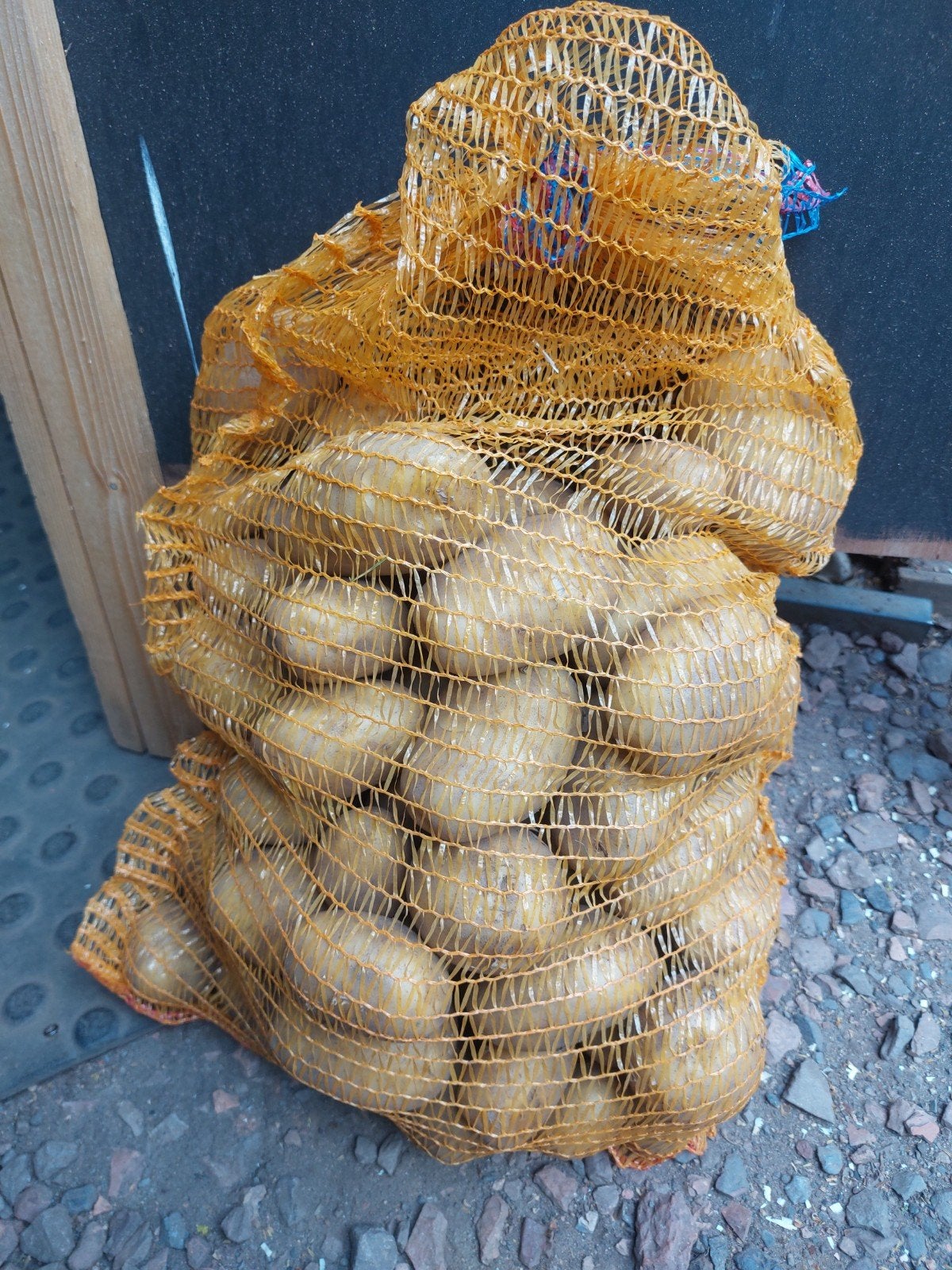 Verse scharrel eieren en aardappelen van eigen bodem, Ophalen