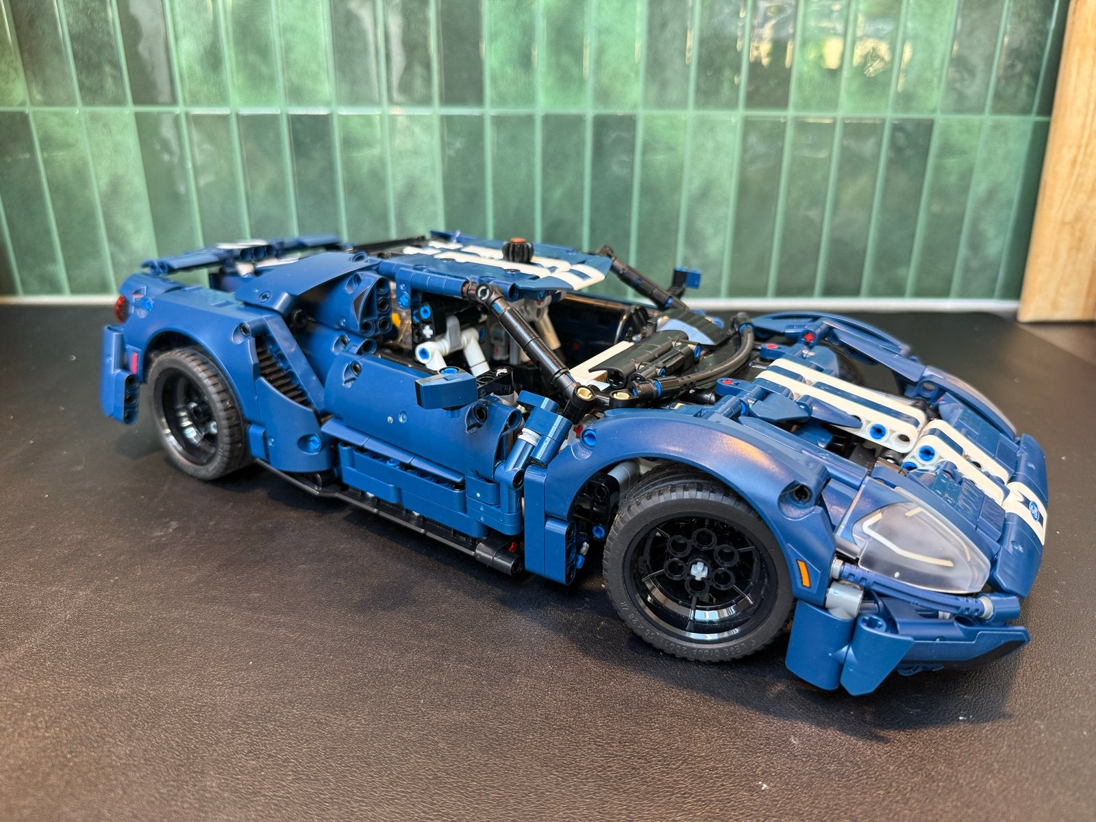Lego Technic 42154 Ford GT met doos en boekje
