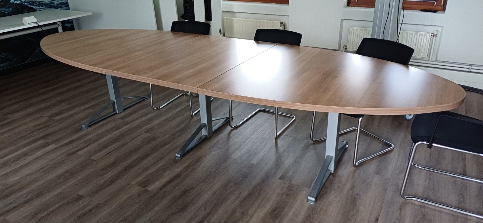 Ovale vergadertafel met metalen onderstel, Vergader- of Presentatieruimte, Ophalen, Gebruikt, Tafel