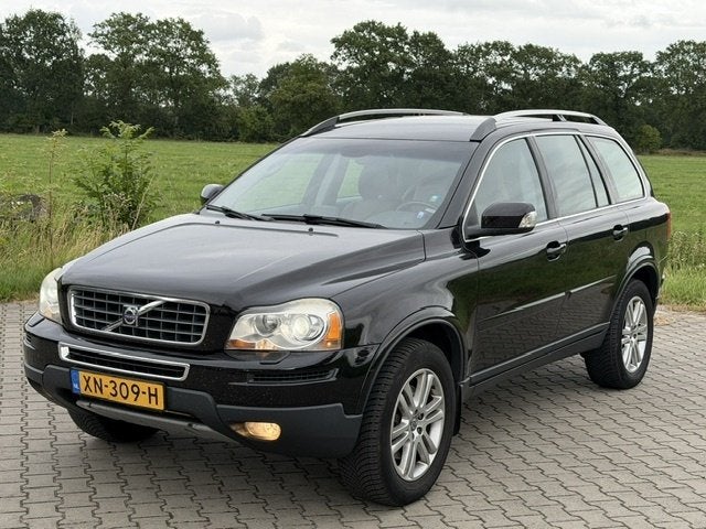 Volvo XC90 D5 SUMMUM 7 PERS AUT ADAP XENON COGN LEDER NW APK, Gebruikt, 241 €/maand, 7 stoelen, Zwart