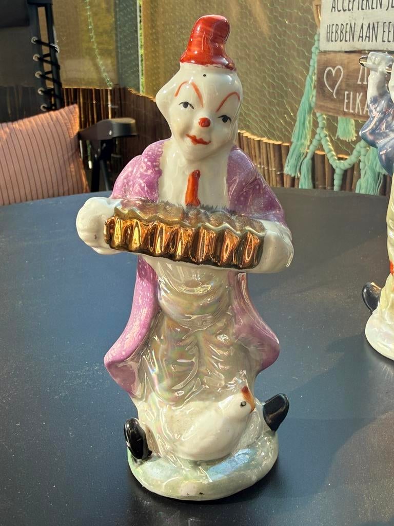 Clown met accordeon en kip porselein, Verzamelen, Beelden en Beeldjes, Ophalen of Verzenden, Zo goed als nieuw, Mens