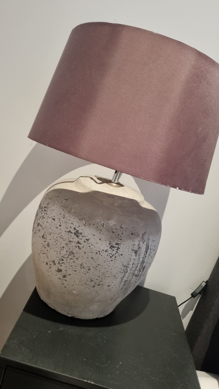 2x Moderne Tafellamp met Unieke Betonnen Voet en Paarse Kap, Ophalen, Overige materialen, Paars, Modern