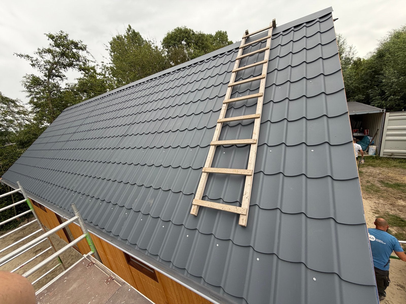 Nieuwe Dakpanplaten Mat Grijs - 23 stuks - lengte 4200mm, Nieuw, 15 m² of meer, Metaal, Grijs