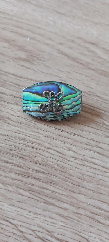 Letterbroche H Sterling silver & paua abalone, Sieraden, Tassen en Uiterlijk, Broches, Gebruikt, Verzenden, Met parel, Zilver