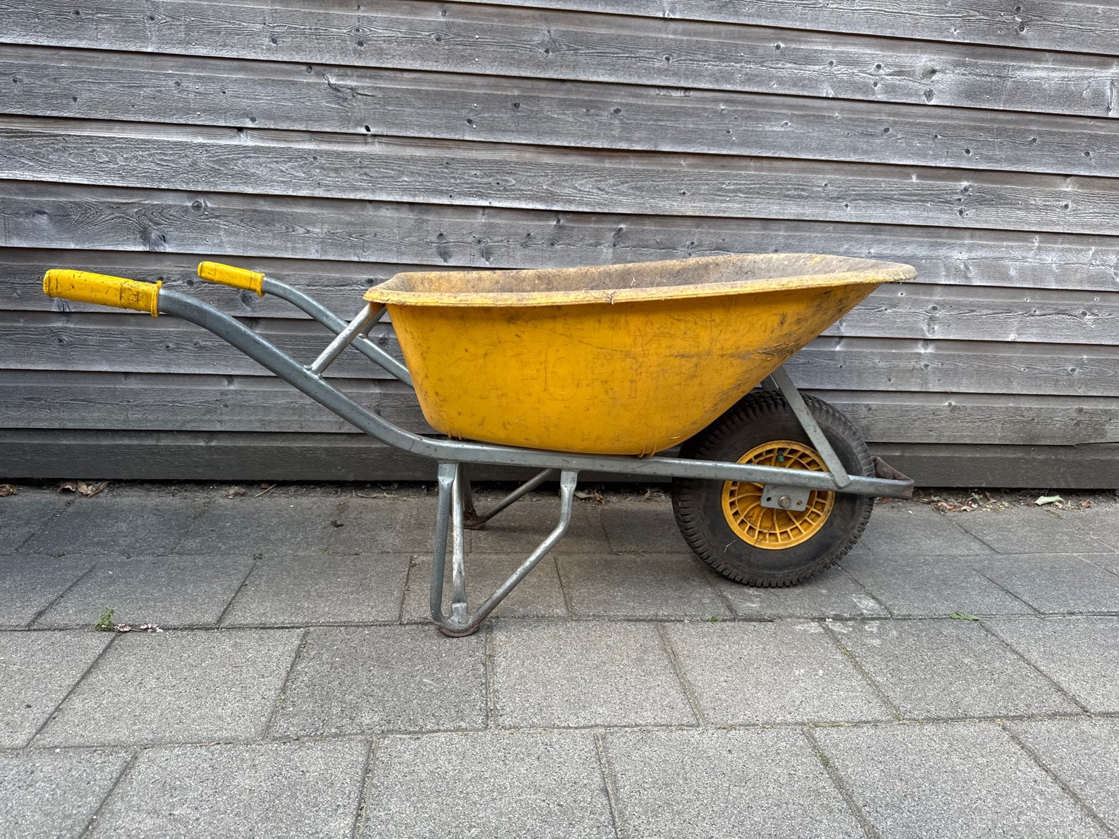 Gele kruiwagen fort voor tuin en moestuin, Ophalen, Gebruikt, Handmatig, Eenwielig