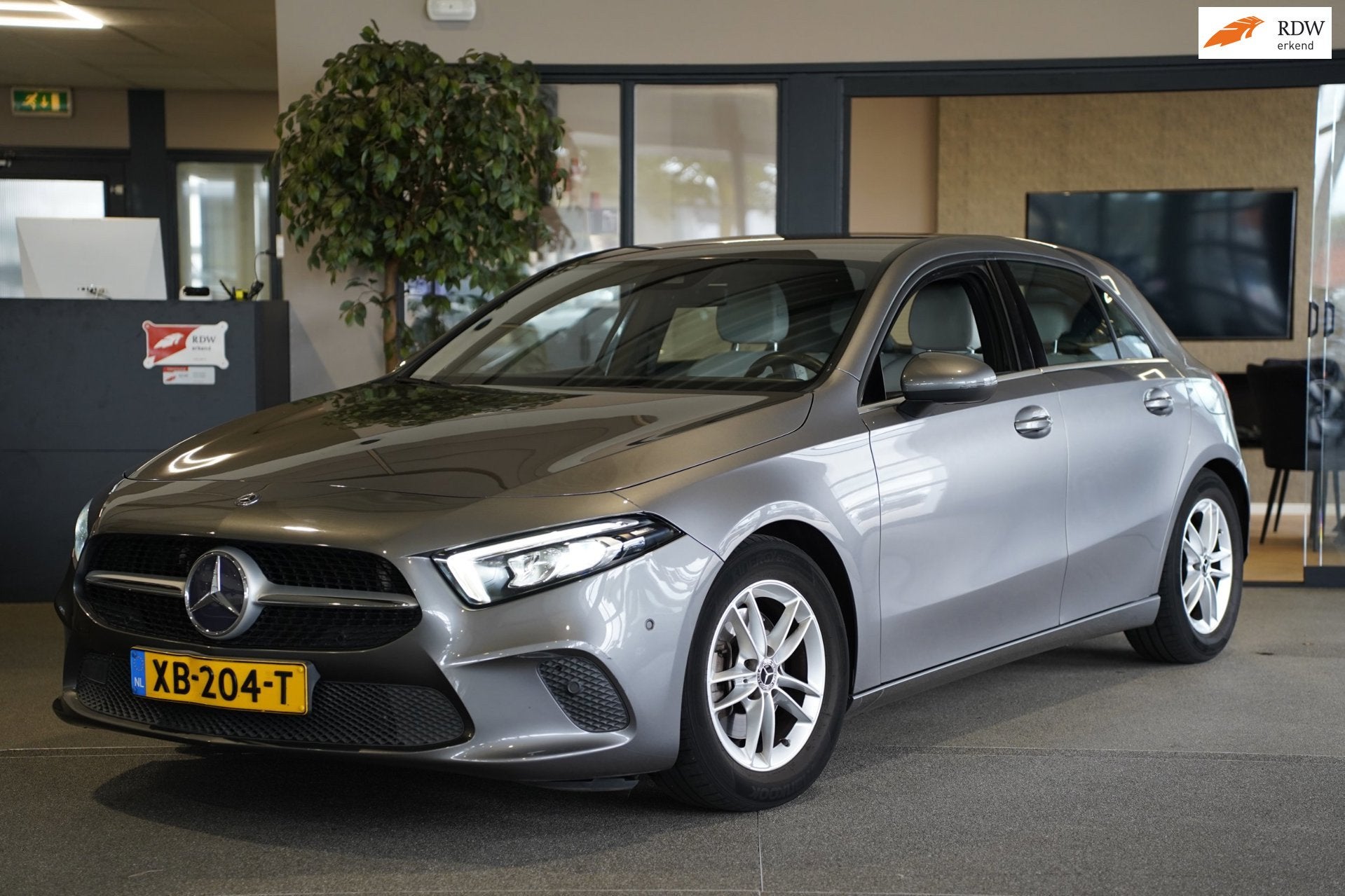 Mercedes-Benz A-klasse 200 DCT Navi Led Leder Cruise Cam Amb, Auto's, Dealer onderhouden, Bi-Xenon koplampen, Gebruikt, Euro 6