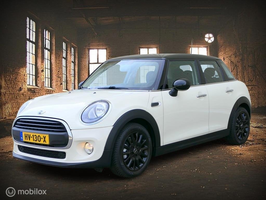 Mini 1.5 Cooper - 2e eig - navigatie - cruise - NL auto, Auto's, Mini, Gebruikt, Met garantie (alle), Origineel Nederlands, Bedrijf