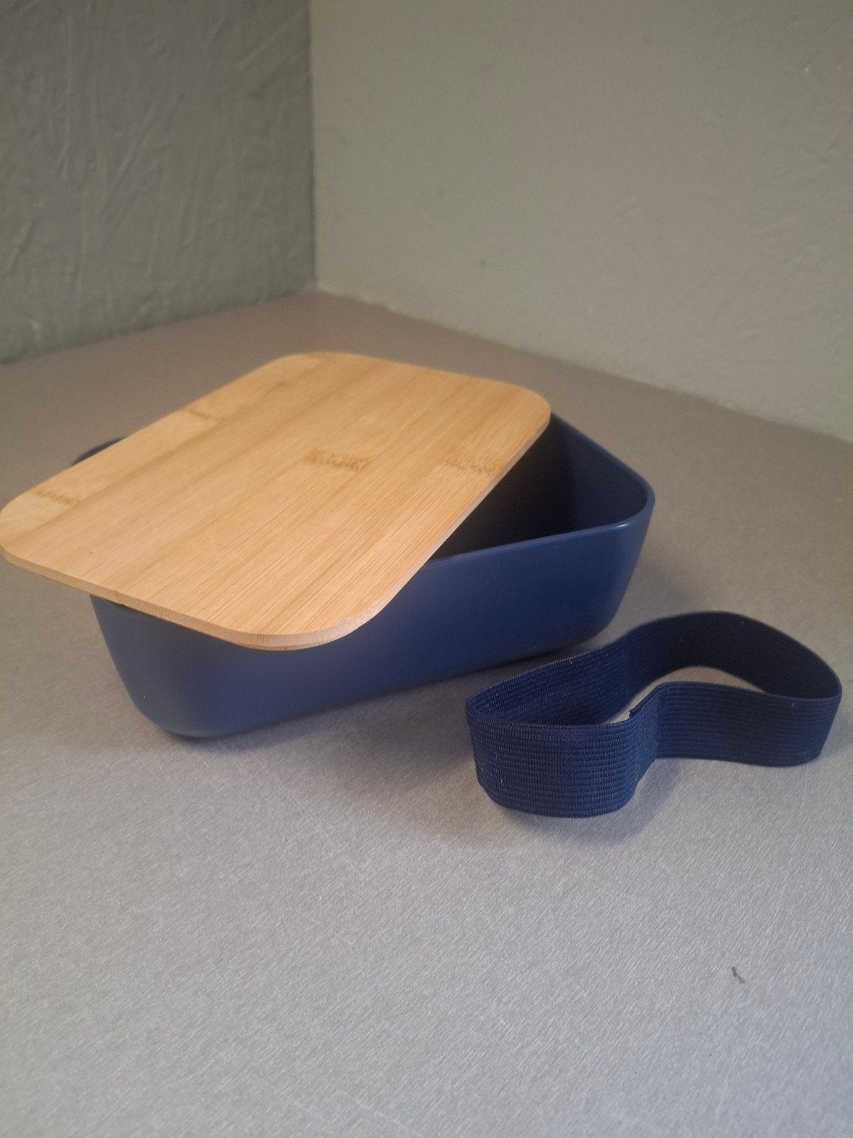 Blauwe broodtrommel met bamboe deksel en elastiek, Huis en Inrichting, Blauw, Hout, Nieuw, Ophalen of Verzenden