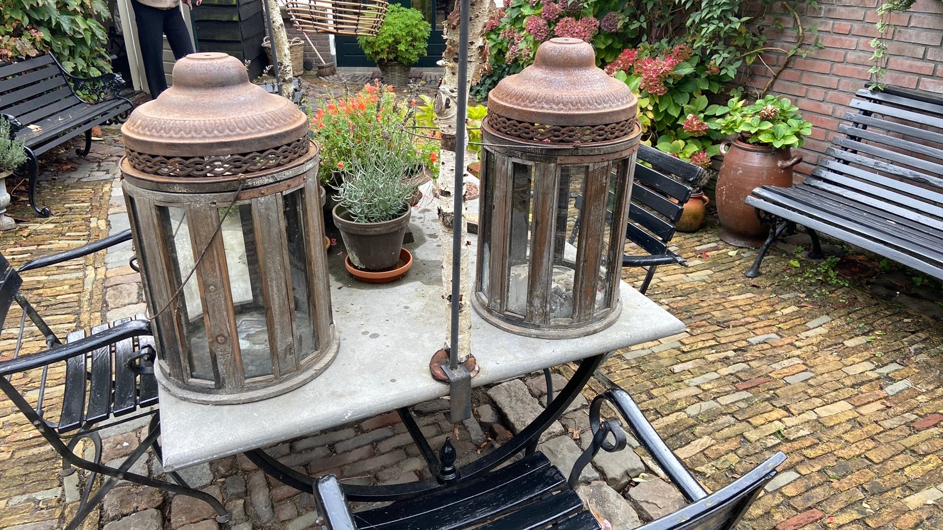 Twee brocante grote windlichten, Ophalen
