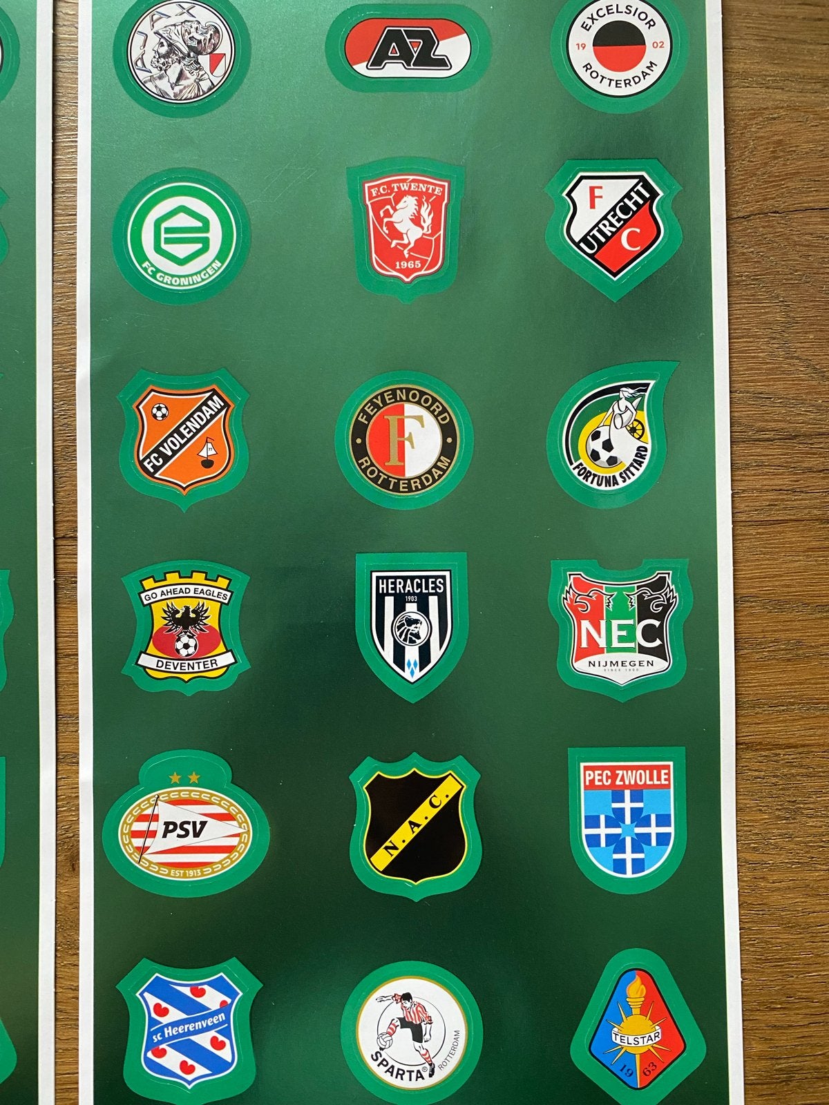 2 vellen stickers voetbalclubs Eredivisie, Verzamelen, Sportartikelen en Voetbal, Ophalen, Nieuw, Overige binnenlandse clubs, Poster, Plaatje of Sticker