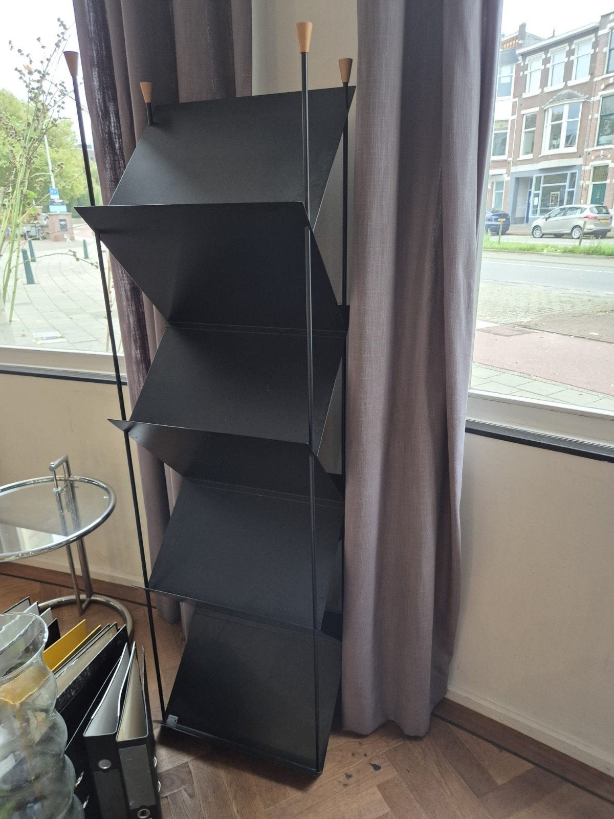 Zwart metalen zigzag boekenrek/displayrek, Ophalen, Met plank(en), Modern, Industrieel, 50 tot 100 cm