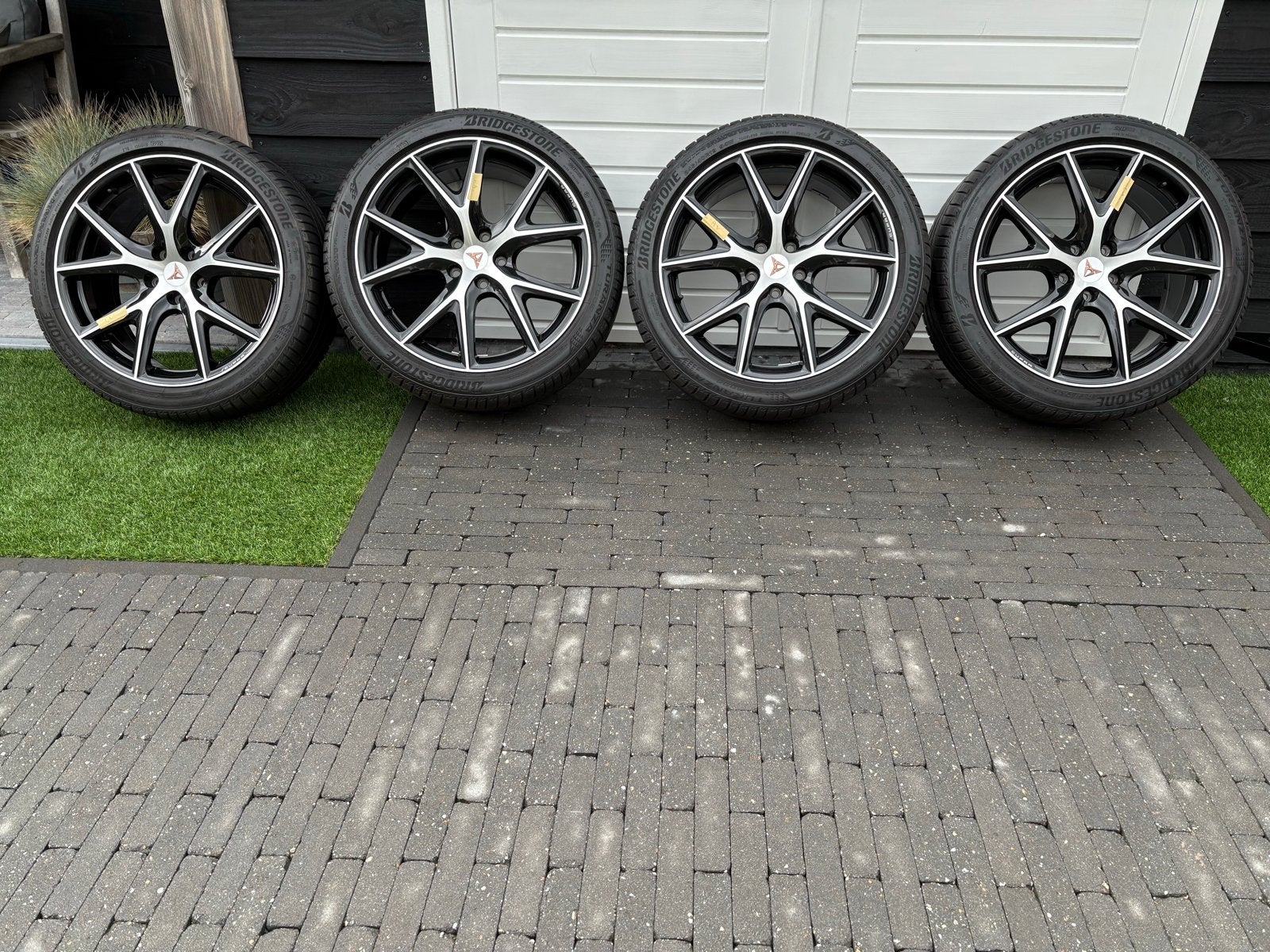 Bridgestone banden met Cupra velgen - 245/40R19 94W, Banden en Velgen, Personenwagen, Zomerbanden, Ophalen