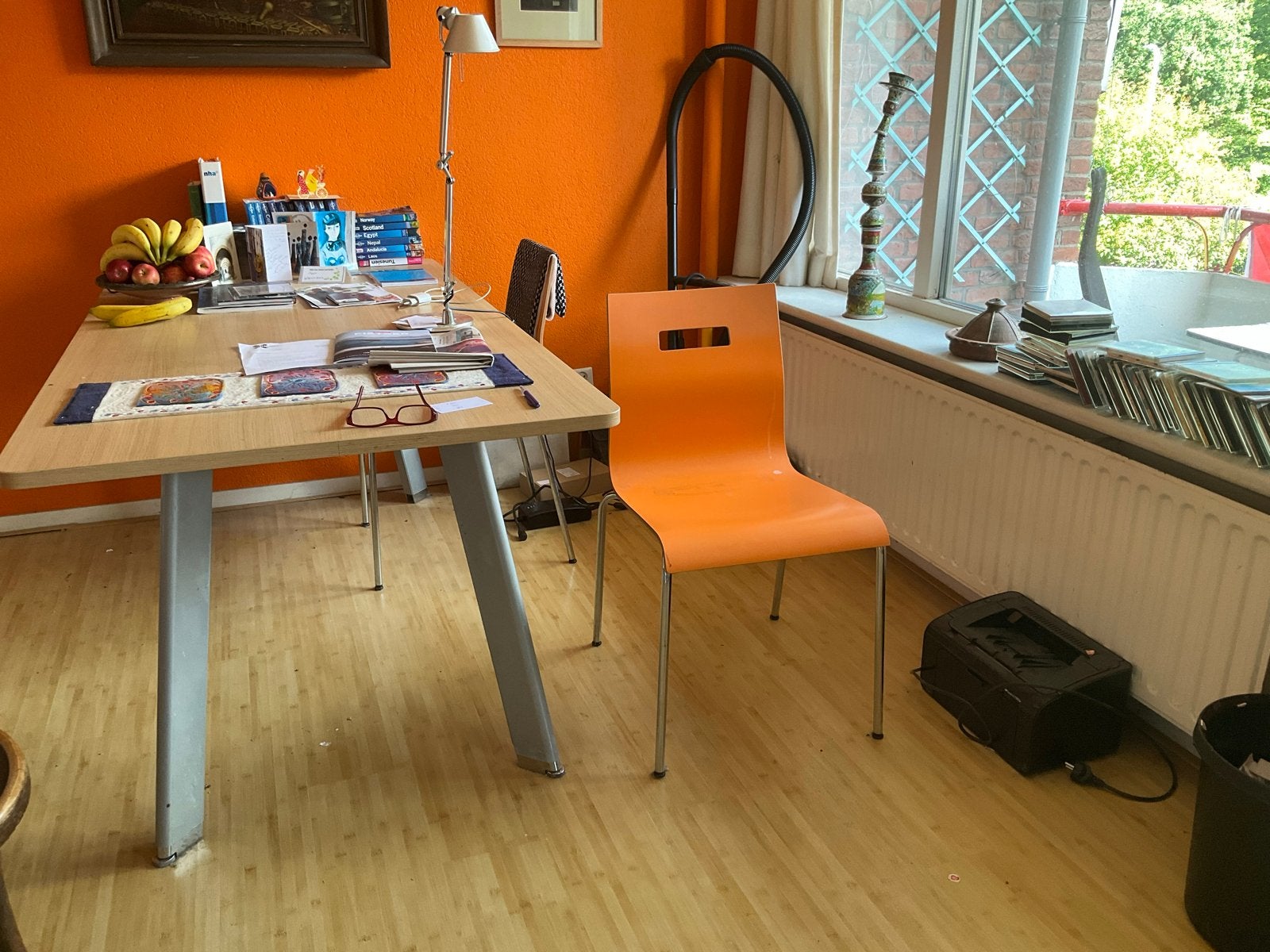 Design tafel met bijpassende stoelen 5, Ophalen, Kunststof, Gebruikt, 50 tot 100 cm