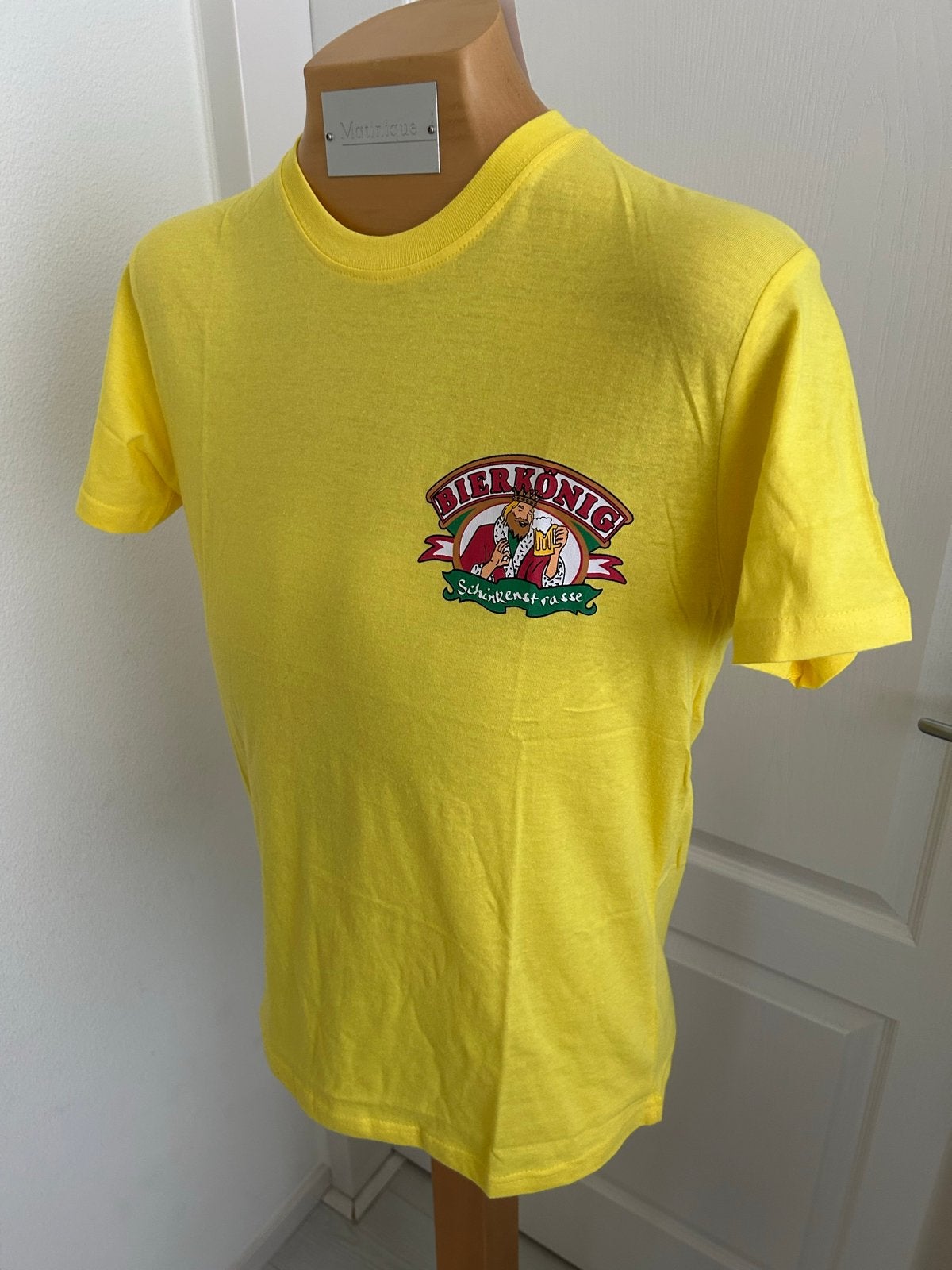 NIEUW Bierkönig Schinkenstrasse Mallorca T-shirt Geel Maat L, Ophalen of Verzenden, Nieuw, Maat 52/54 (L), Geel
