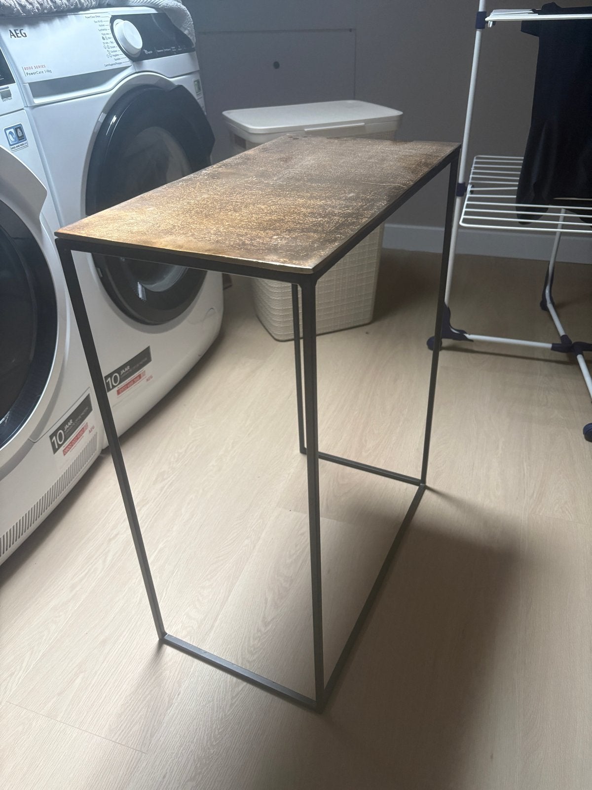 Industriële bijzettafel met metalen frame en blad (goud), Huis en Inrichting, Ophalen, Gebruikt, Metaal of Aluminium, 55 tot 75 cm