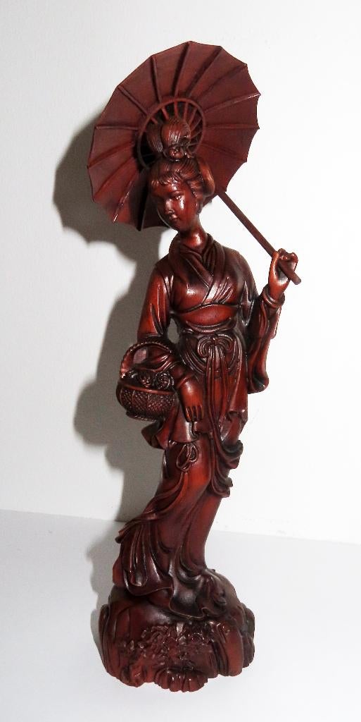 Houten beeldje van een oosterse dame met parasol, Ophalen of Verzenden, Gebruikt, Mens